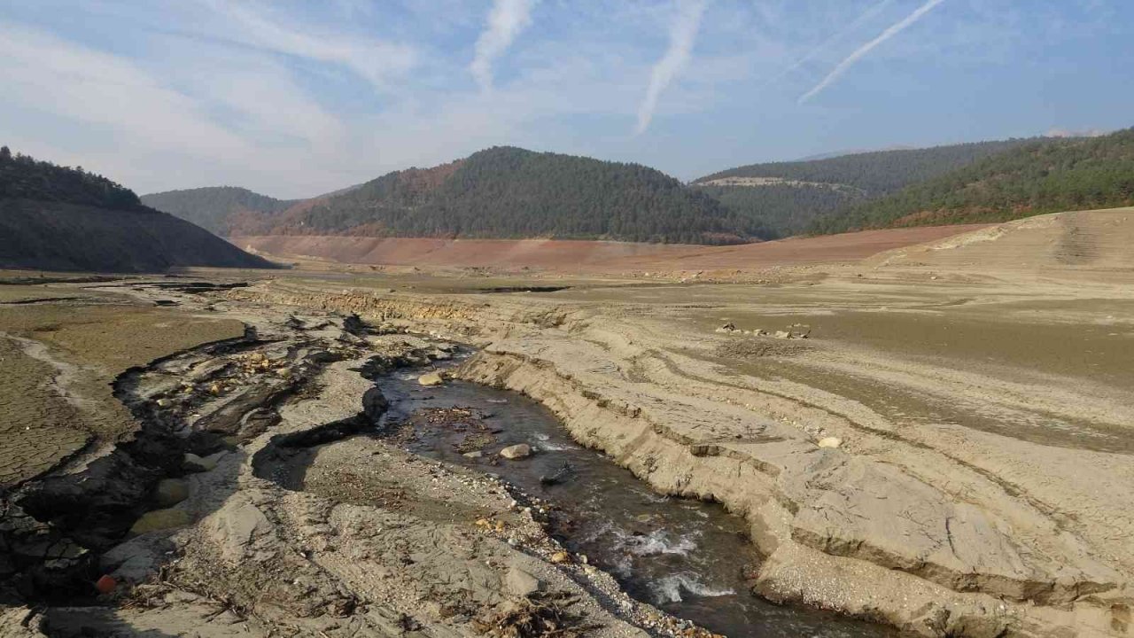 Bursa’da kuraklık alarmı....Tamamen kurudu, havadan böyle görüntülendi