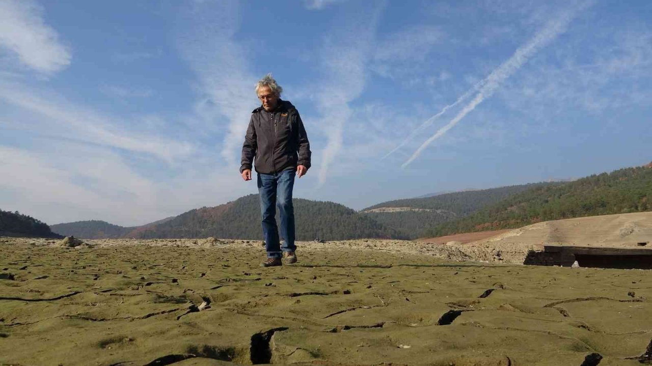 Bursa’da kuraklık alarmı....Tamamen kurudu, havadan böyle görüntülendi