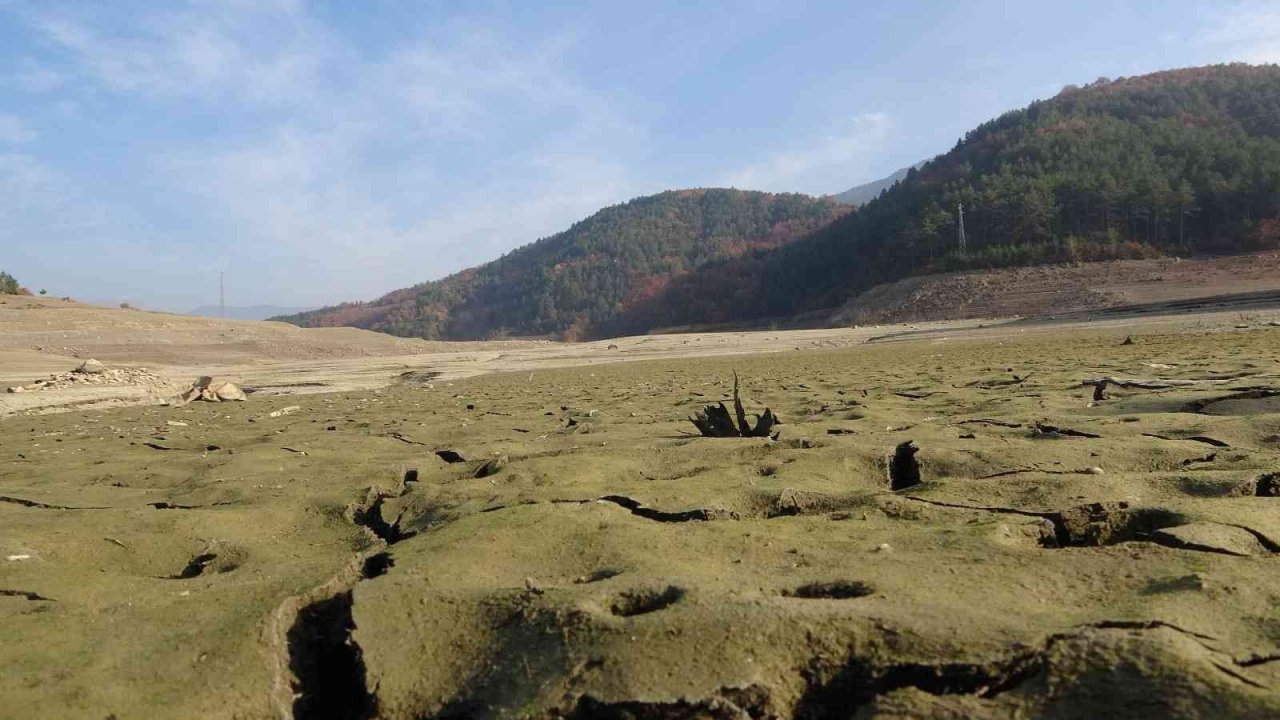 Bursa’da kuraklık alarmı....Tamamen kurudu, havadan böyle görüntülendi