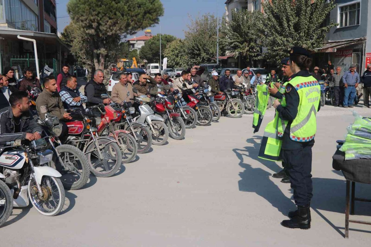 Jandarma motosiklet sürücülerine reflektif yelek dağıttı
