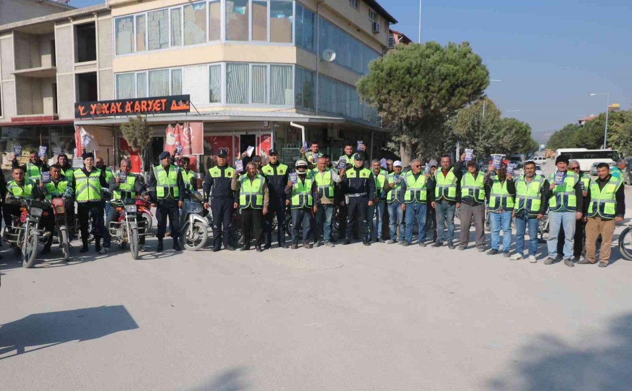Jandarma motosiklet sürücülerine reflektif yelek dağıttı