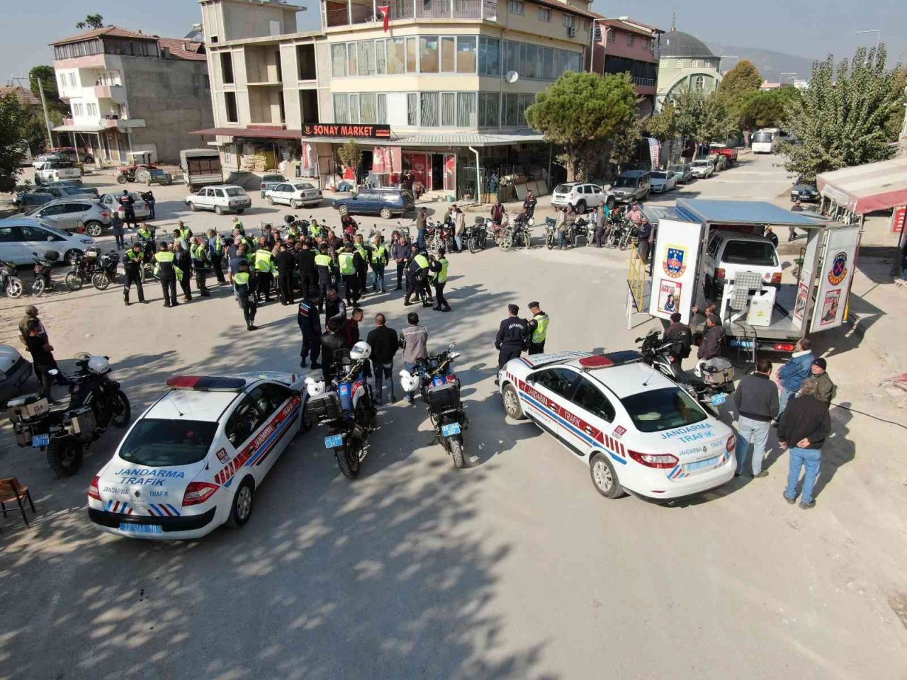 Jandarma motosiklet sürücülerine reflektif yelek dağıttı
