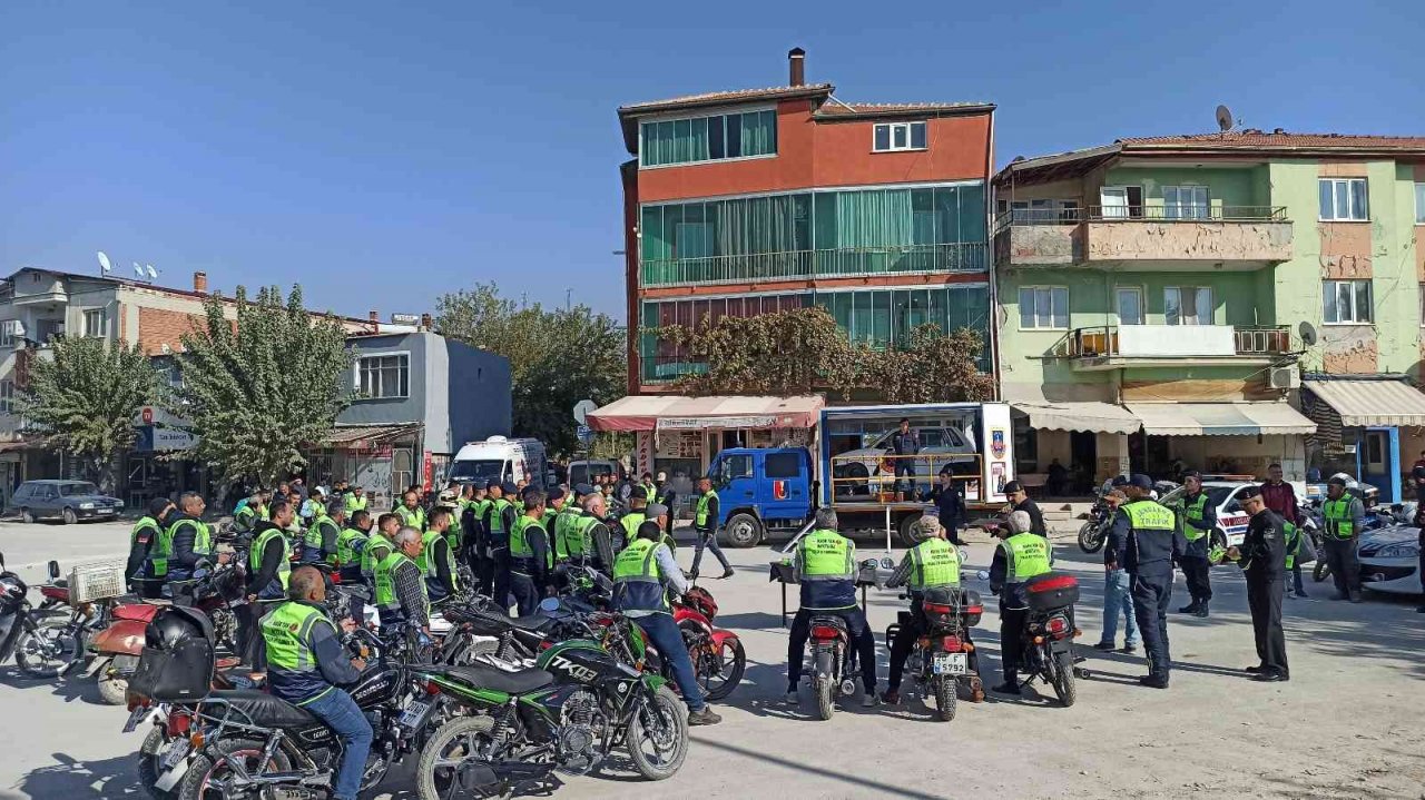 Jandarma motosiklet sürücülerine reflektif yelek dağıttı