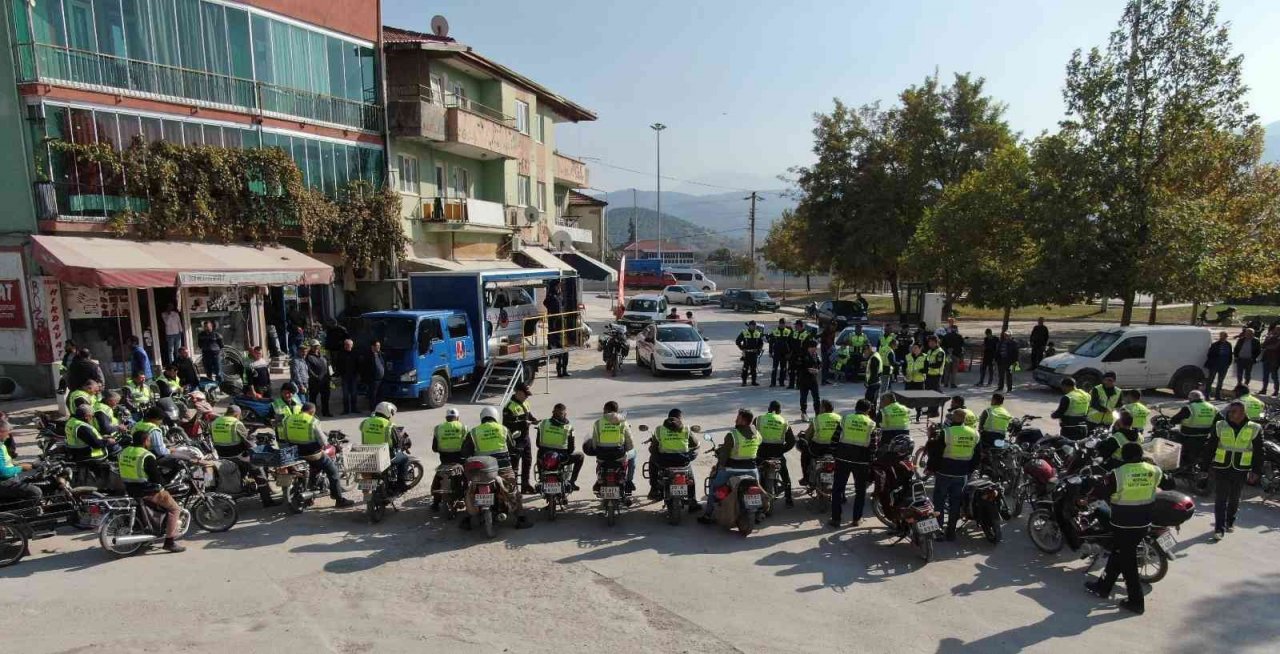 Jandarma motosiklet sürücülerine reflektif yelek dağıttı