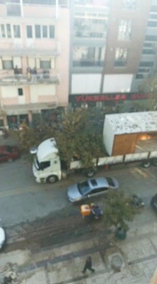 Prefabrik ev taşıyan tırın kırdığı ağaç 2 araca zarar verdi