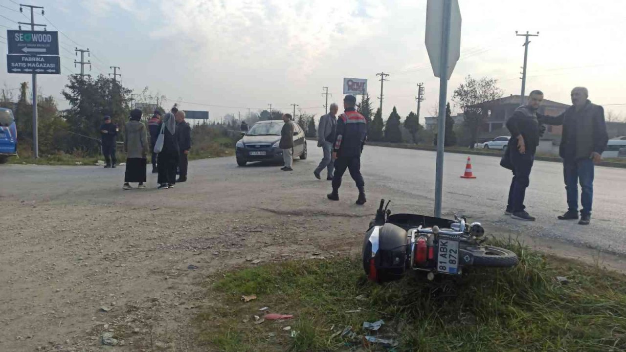 Motosiklet ile otomobil çarpıştı 2 yaralı