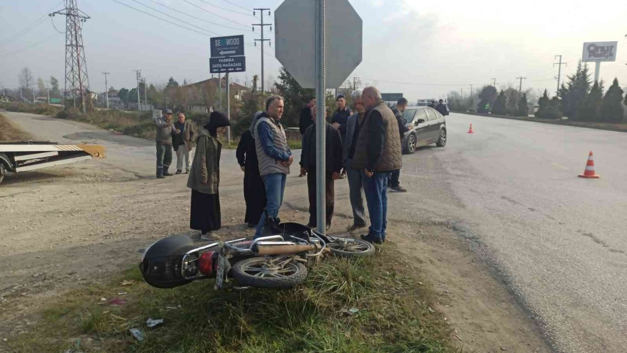 Motosiklet ile otomobil çarpıştı 2 yaralı