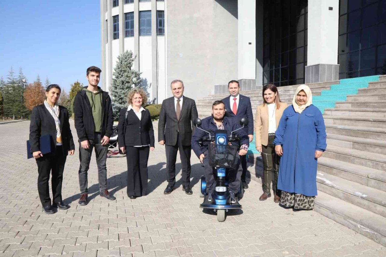 ERÜ Edebiyat Fakültesi Öğrencisine Akülü Engelli Aracı Desteği