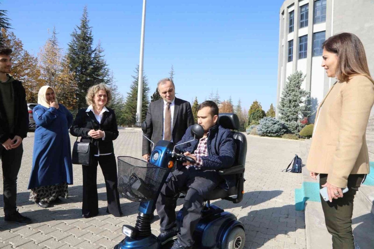 ERÜ Edebiyat Fakültesi Öğrencisine Akülü Engelli Aracı Desteği