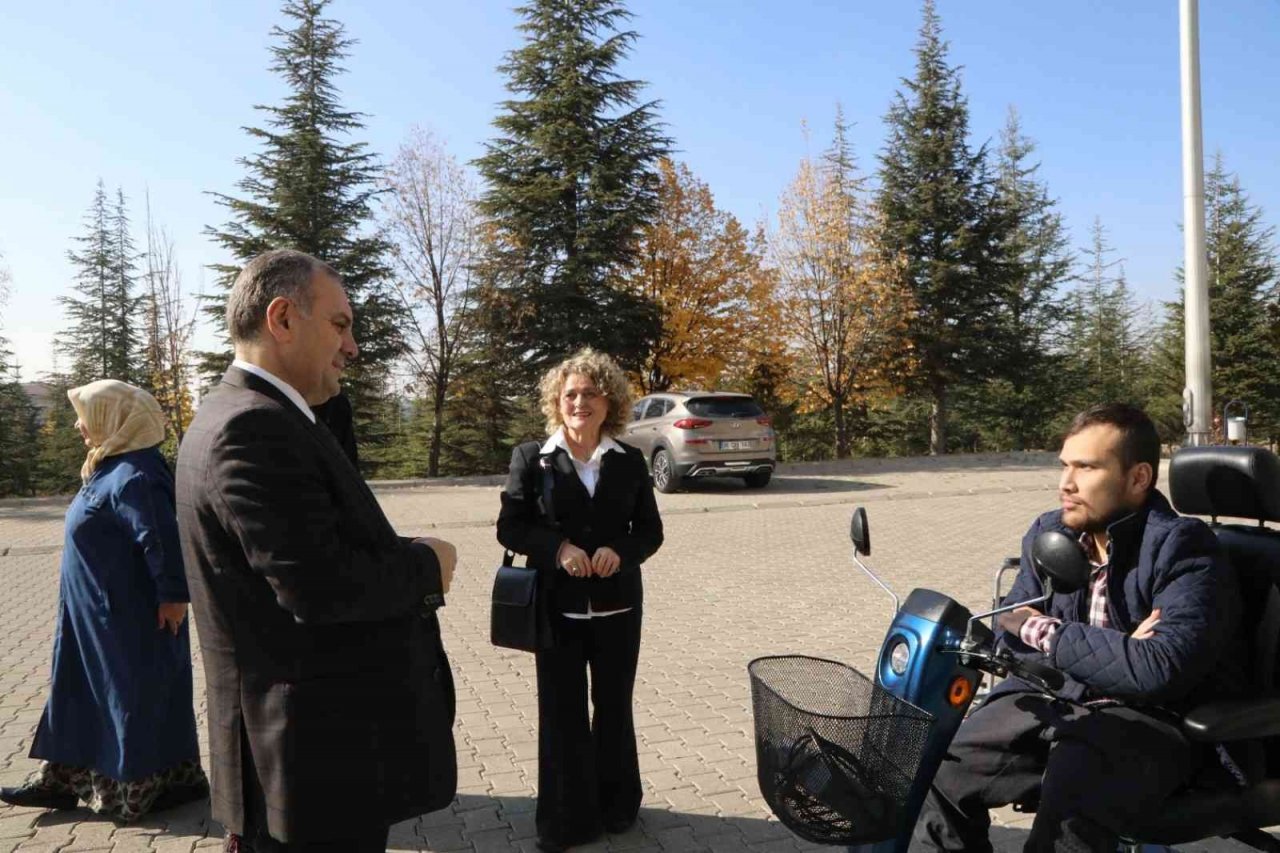 ERÜ Edebiyat Fakültesi Öğrencisine Akülü Engelli Aracı Desteği