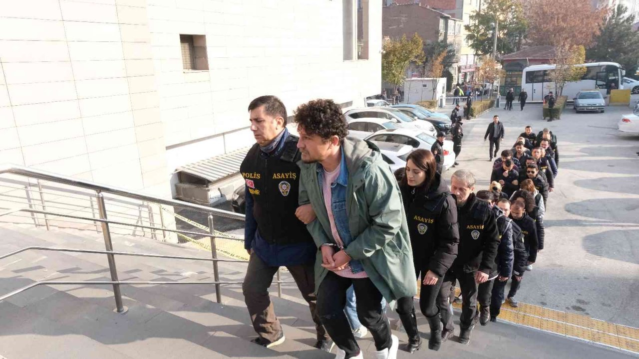 Eğlence mekanındaki cinayetin şüphelisi 17 kişi adliyeye sevk edildi