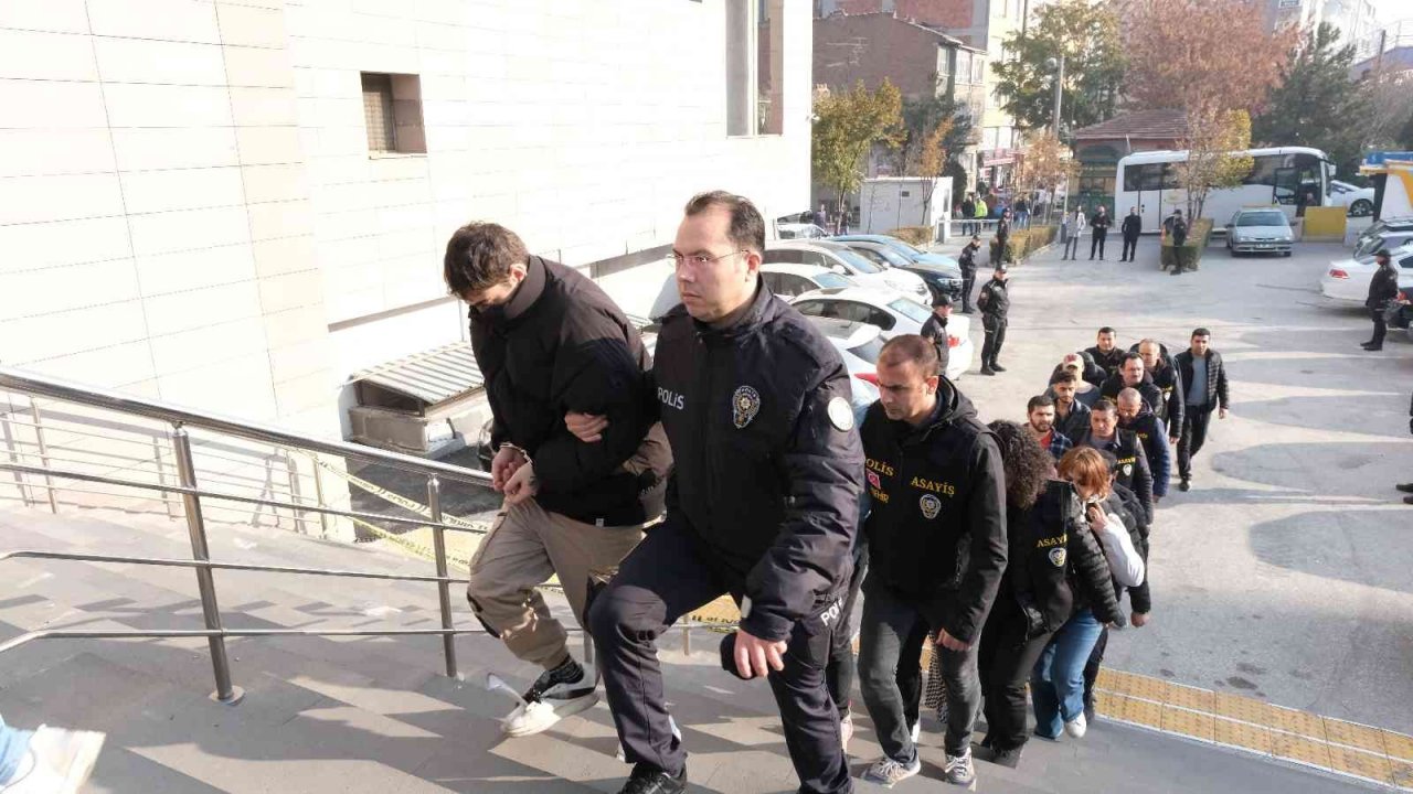 Eğlence mekanındaki cinayetin şüphelisi 17 kişi adliyeye sevk edildi