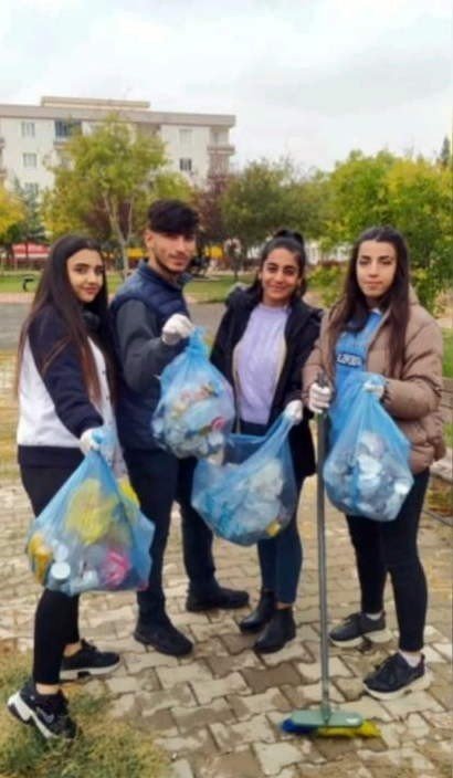 Üniversite öğrencileri kampüsü temizledi