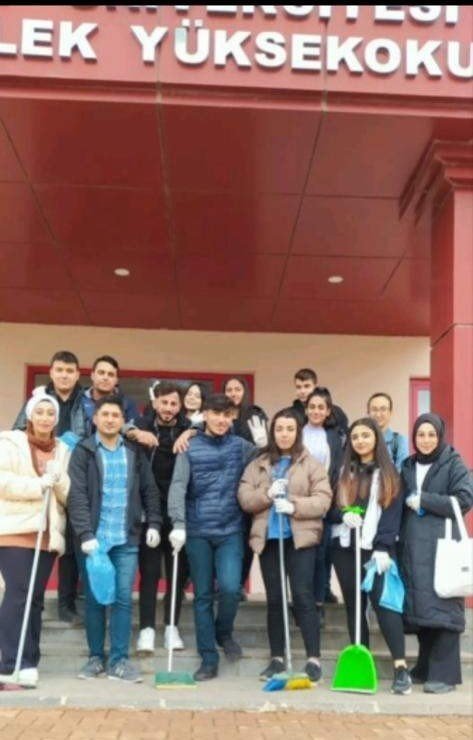 Üniversite öğrencileri kampüsü temizledi