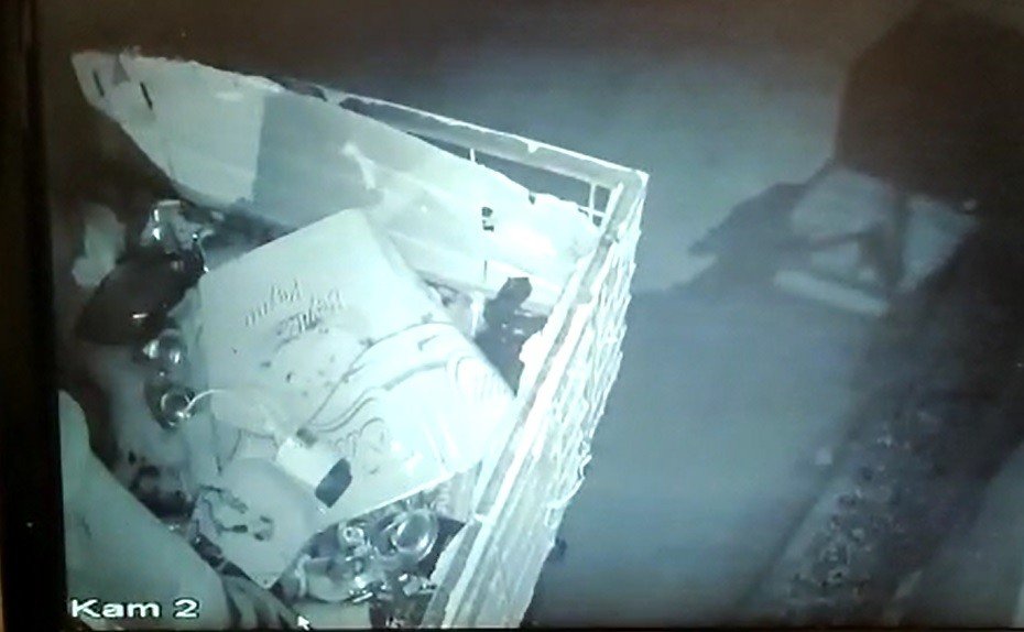 Araçların kapıları açmayınca kendini kaydeden güvenlik kamerasını çaldı