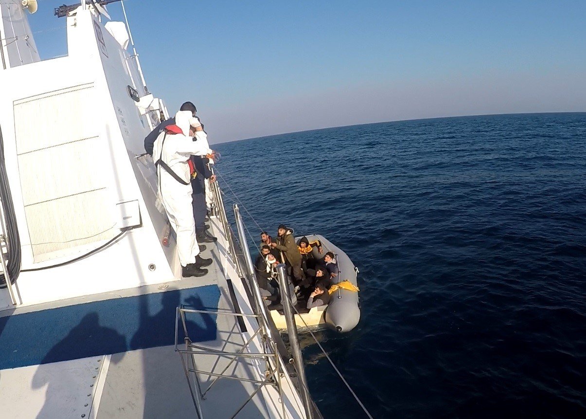 İzmir’de 18 göçmen kurtarıldı