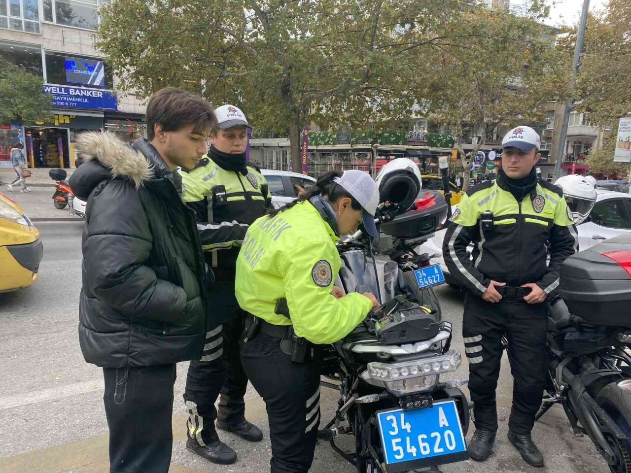 Kadıköy’de elektrikli scooter denetiminde sürücülere ceza yağdı