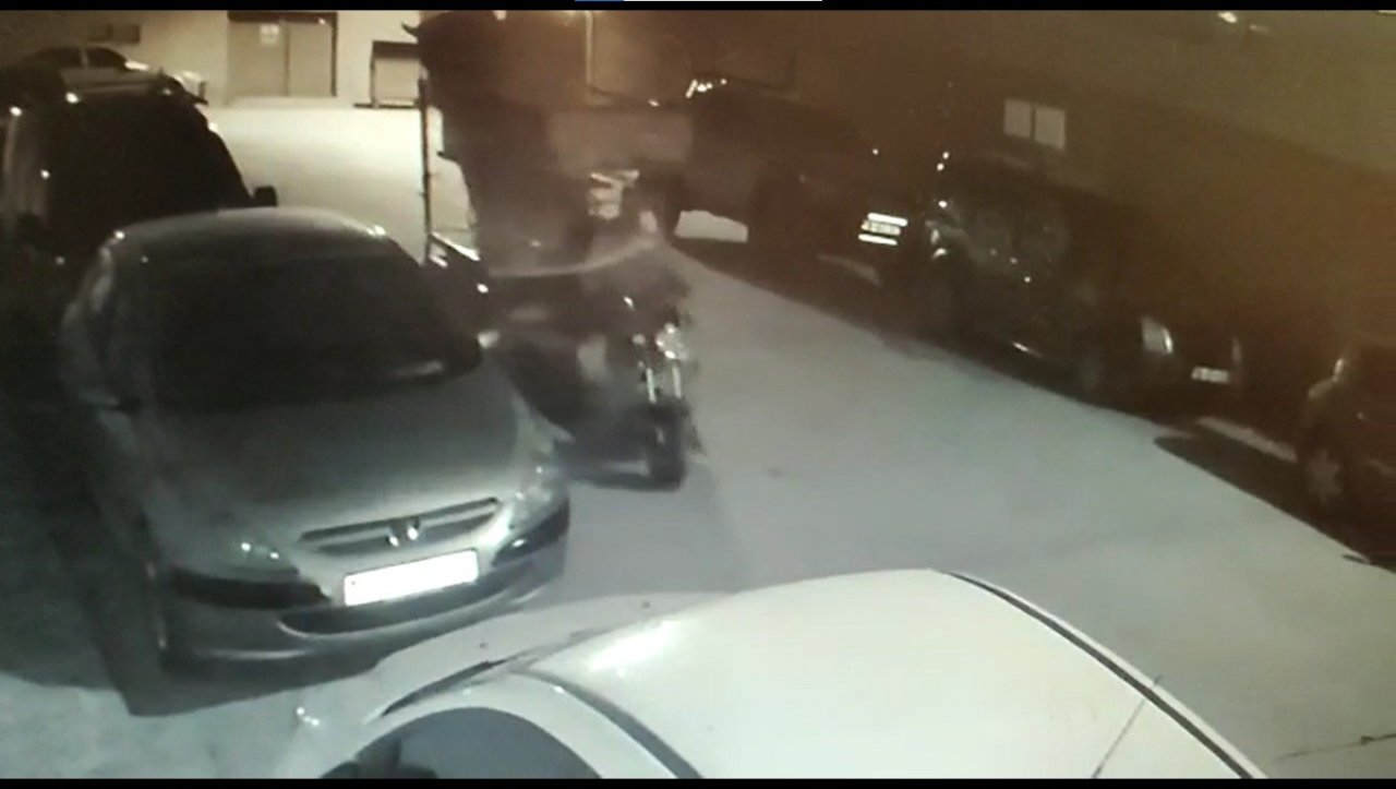 Araçların kapıları açmayınca kendini kaydeden güvenlik kamerasını çaldı