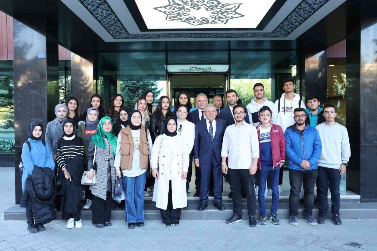 Genç dostu başkana ERÜ öğrencilerinden ziyaret