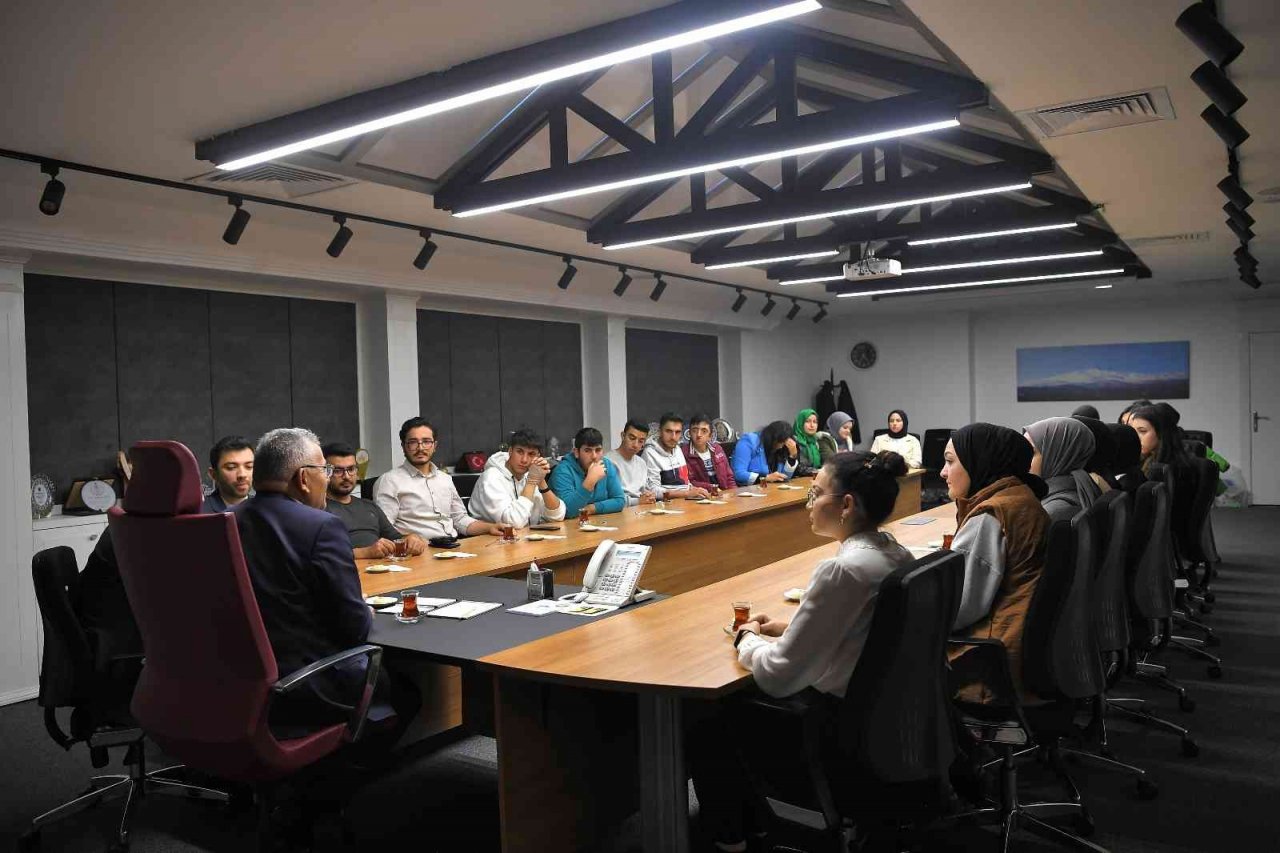 Genç dostu başkana ERÜ öğrencilerinden ziyaret