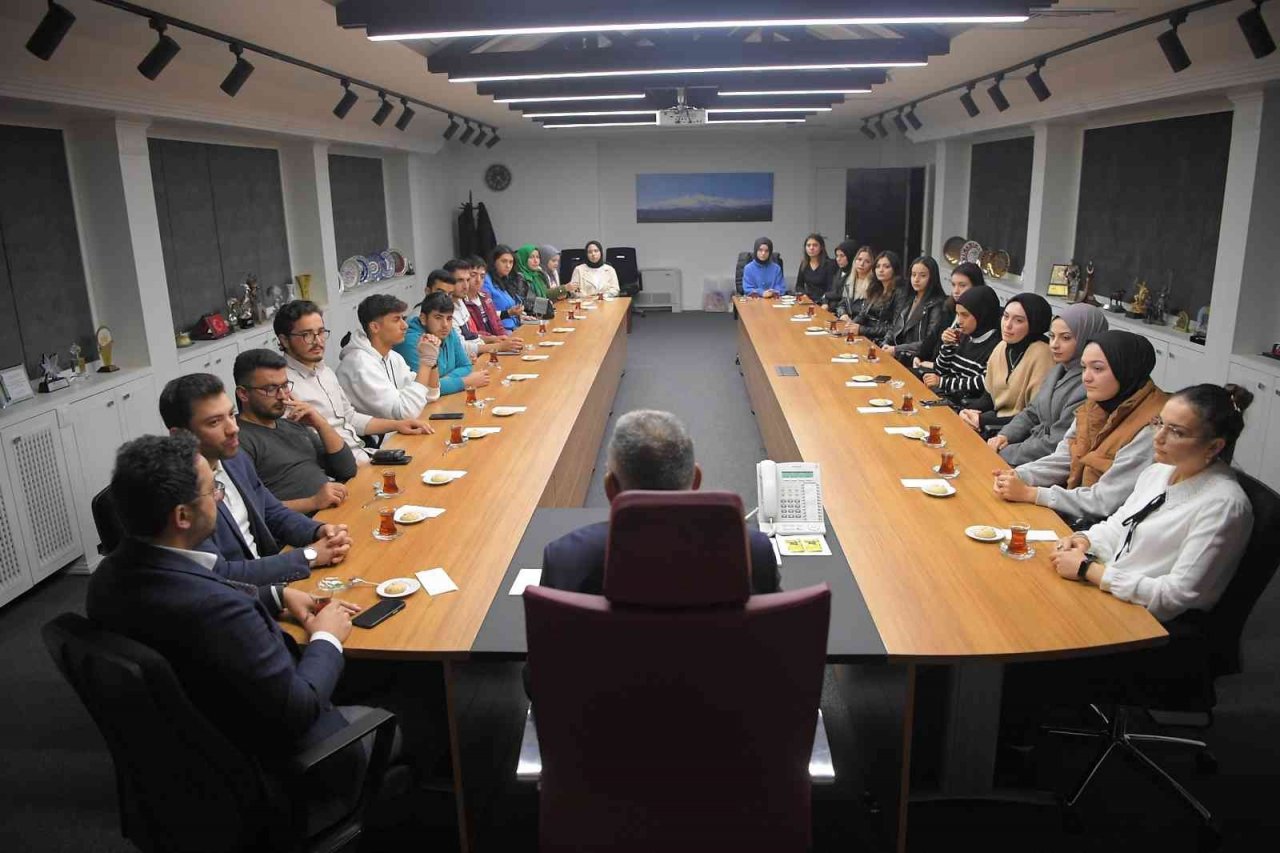 Genç dostu başkana ERÜ öğrencilerinden ziyaret