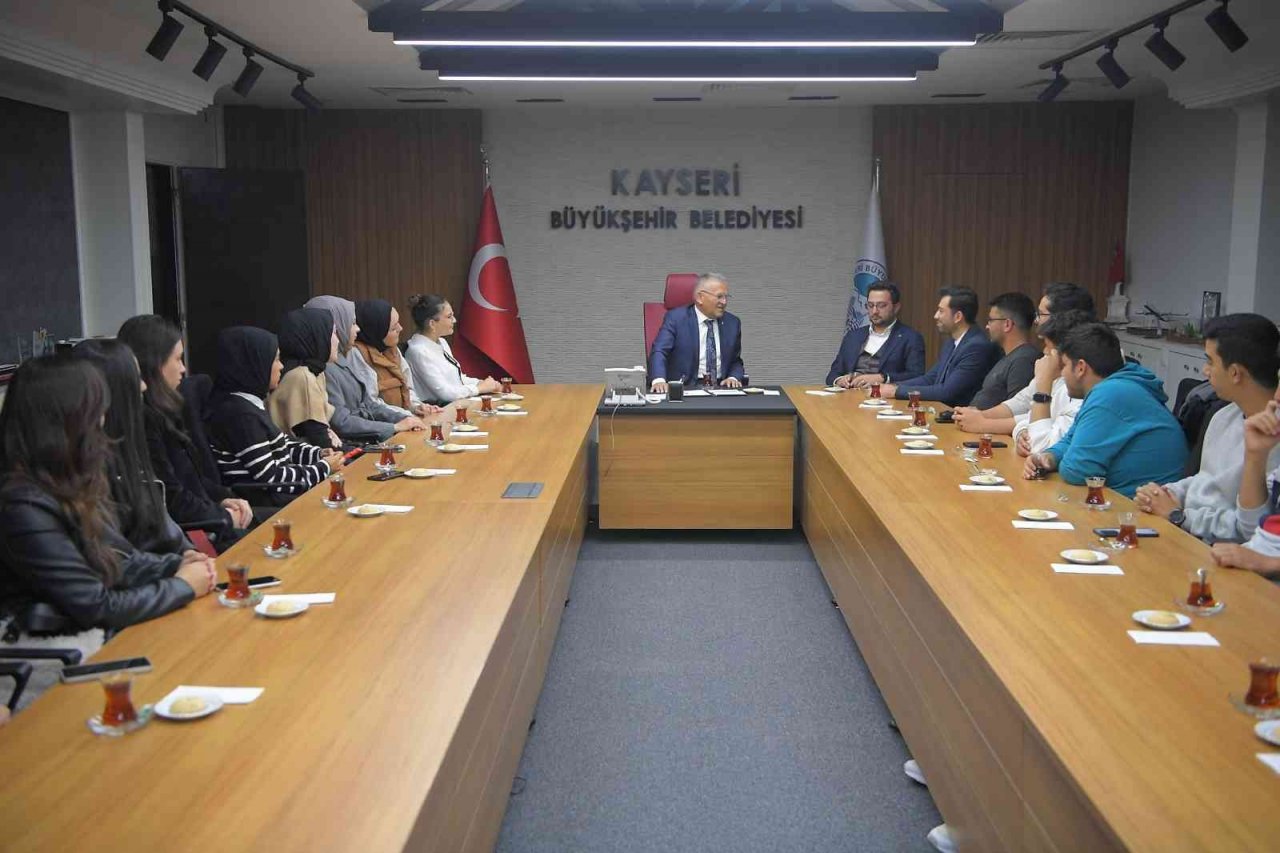 Genç dostu başkana ERÜ öğrencilerinden ziyaret