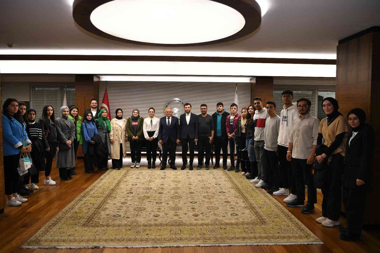 Genç dostu başkana ERÜ öğrencilerinden ziyaret