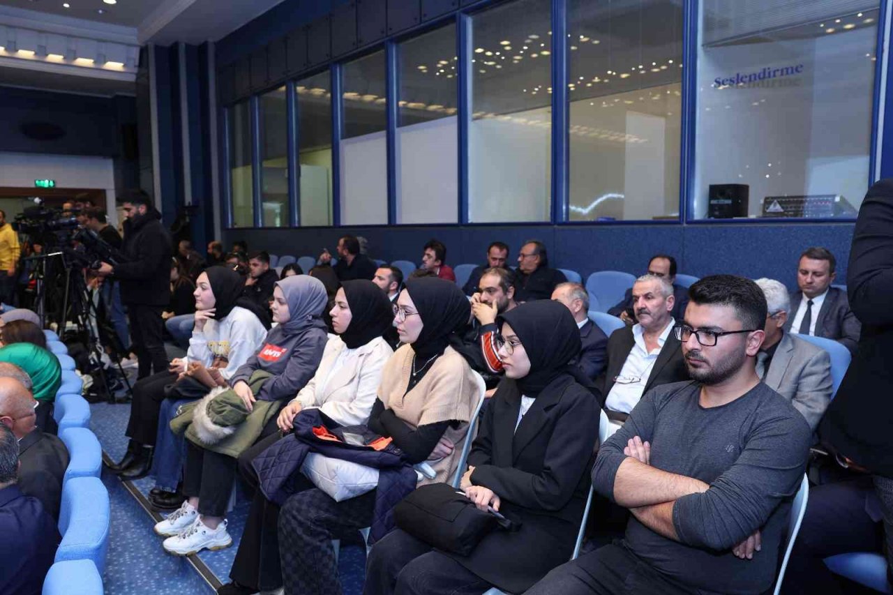 Genç dostu başkana ERÜ öğrencilerinden ziyaret