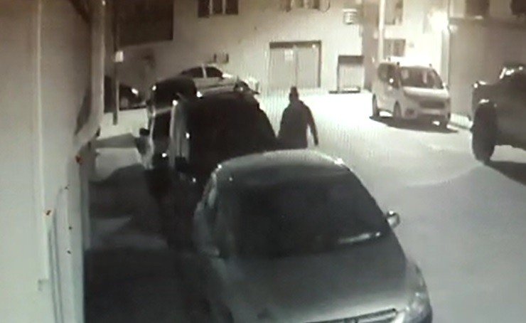 Araçların kapıları açmayınca kendini kaydeden güvenlik kamerasını çaldı
