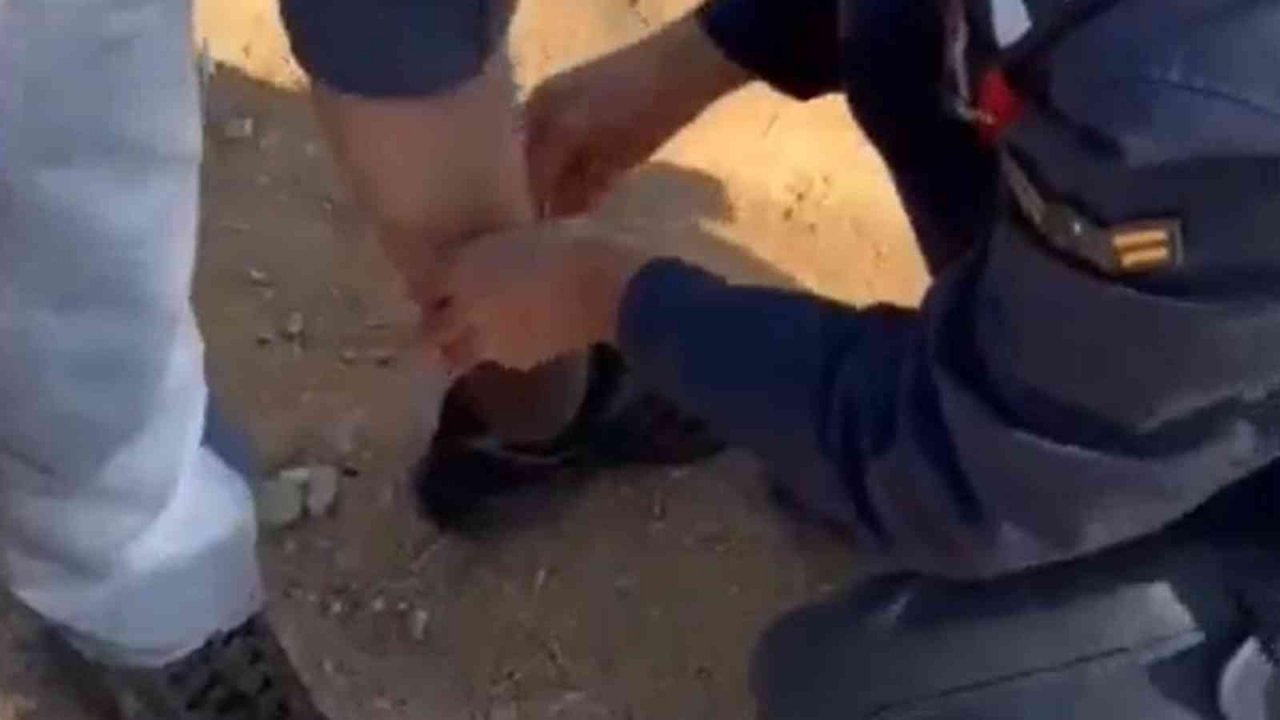 1,5 kilogram kubar esrarla yakalandı, çorabından bile çıktı