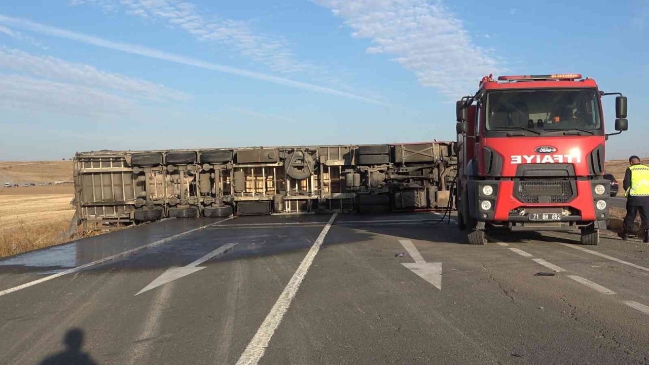 Metrelerce sürüklenen tır karşı şeride devrildi: 1 yaralı
