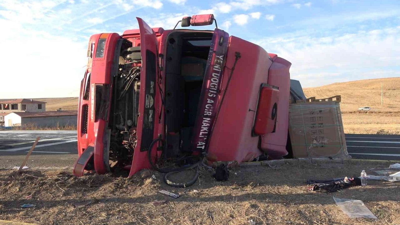 Metrelerce sürüklenen tır karşı şeride devrildi: 1 yaralı