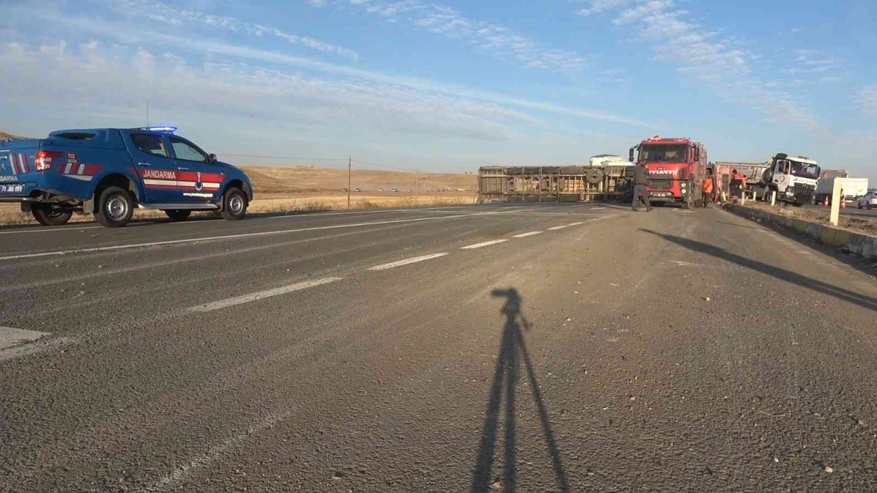 Metrelerce sürüklenen tır karşı şeride devrildi: 1 yaralı