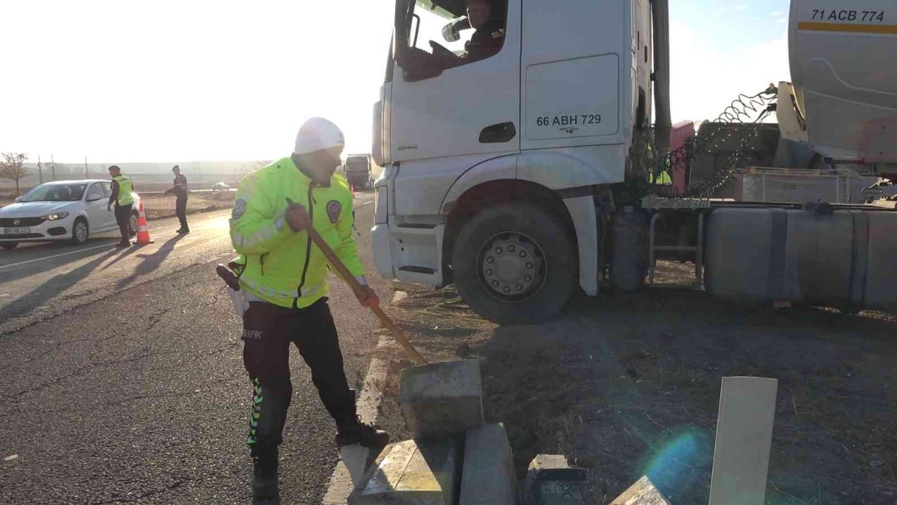 Metrelerce sürüklenen tır karşı şeride devrildi: 1 yaralı