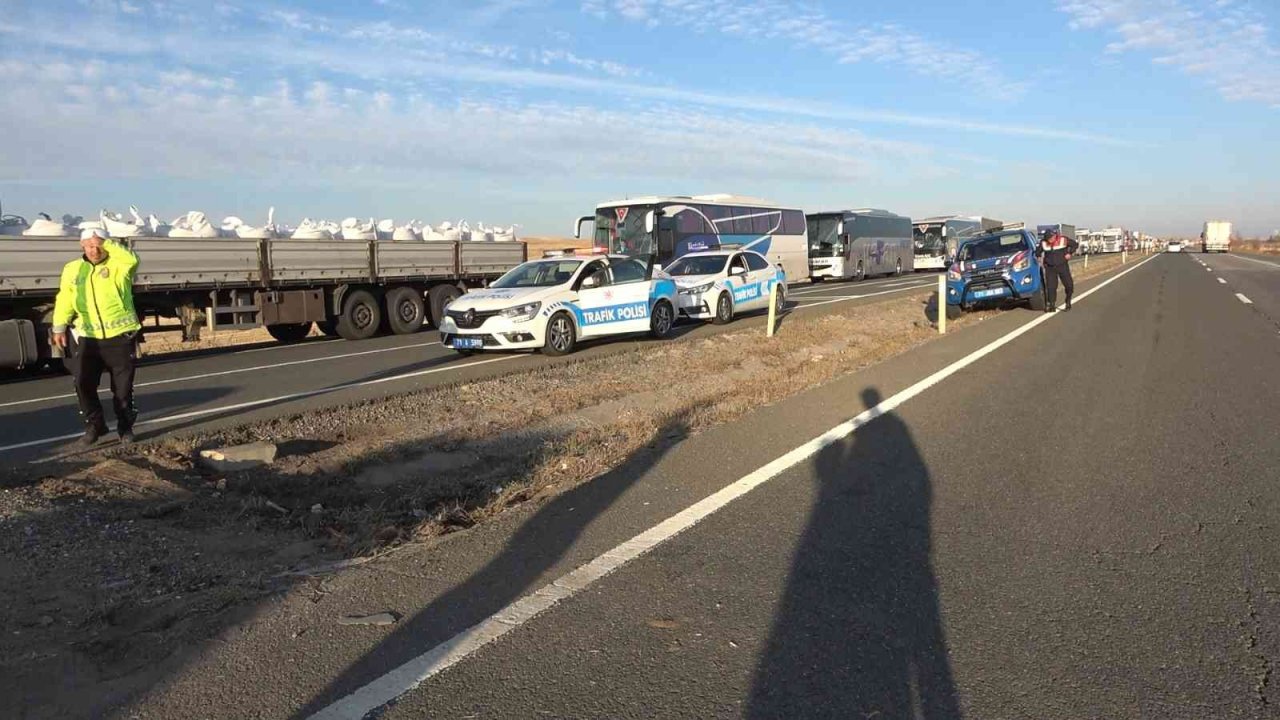 Metrelerce sürüklenen tır karşı şeride devrildi: 1 yaralı