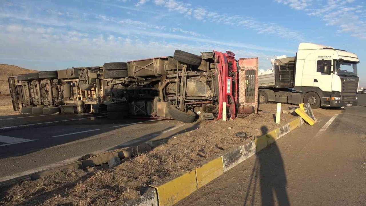 Metrelerce sürüklenen tır karşı şeride devrildi: 1 yaralı