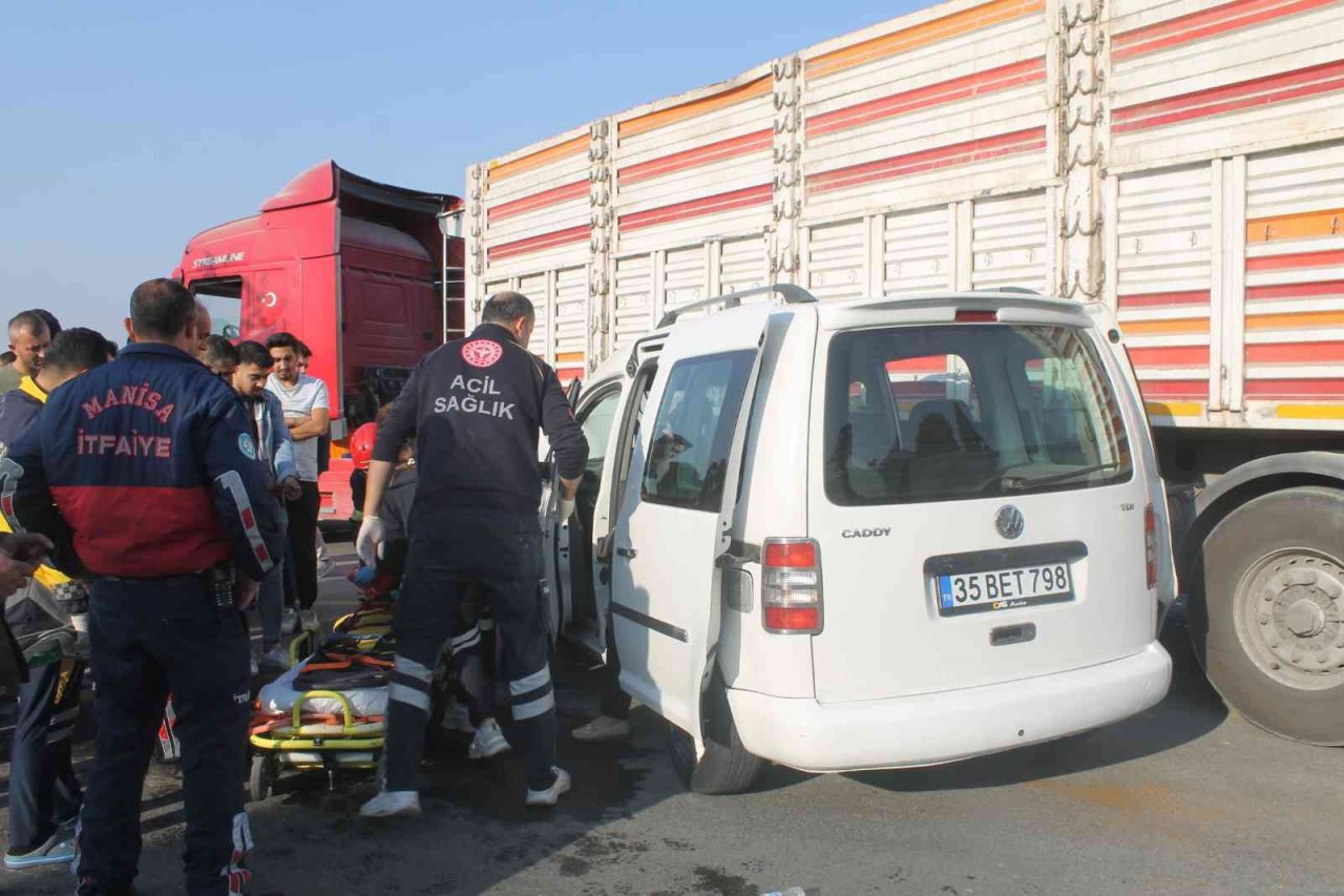 Manisa yolunda kaza: 3 yaralı