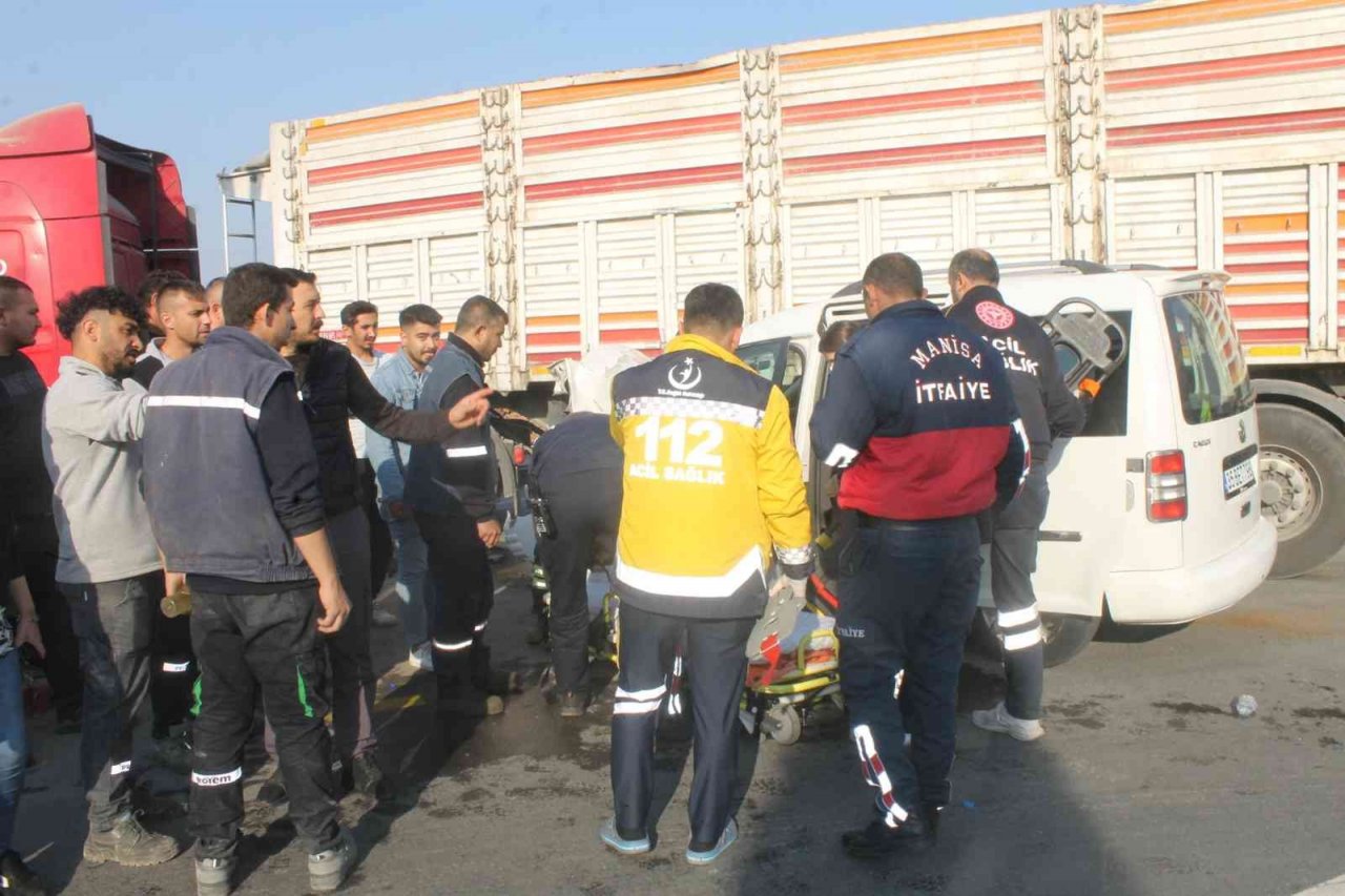 Manisa yolunda kaza: 3 yaralı