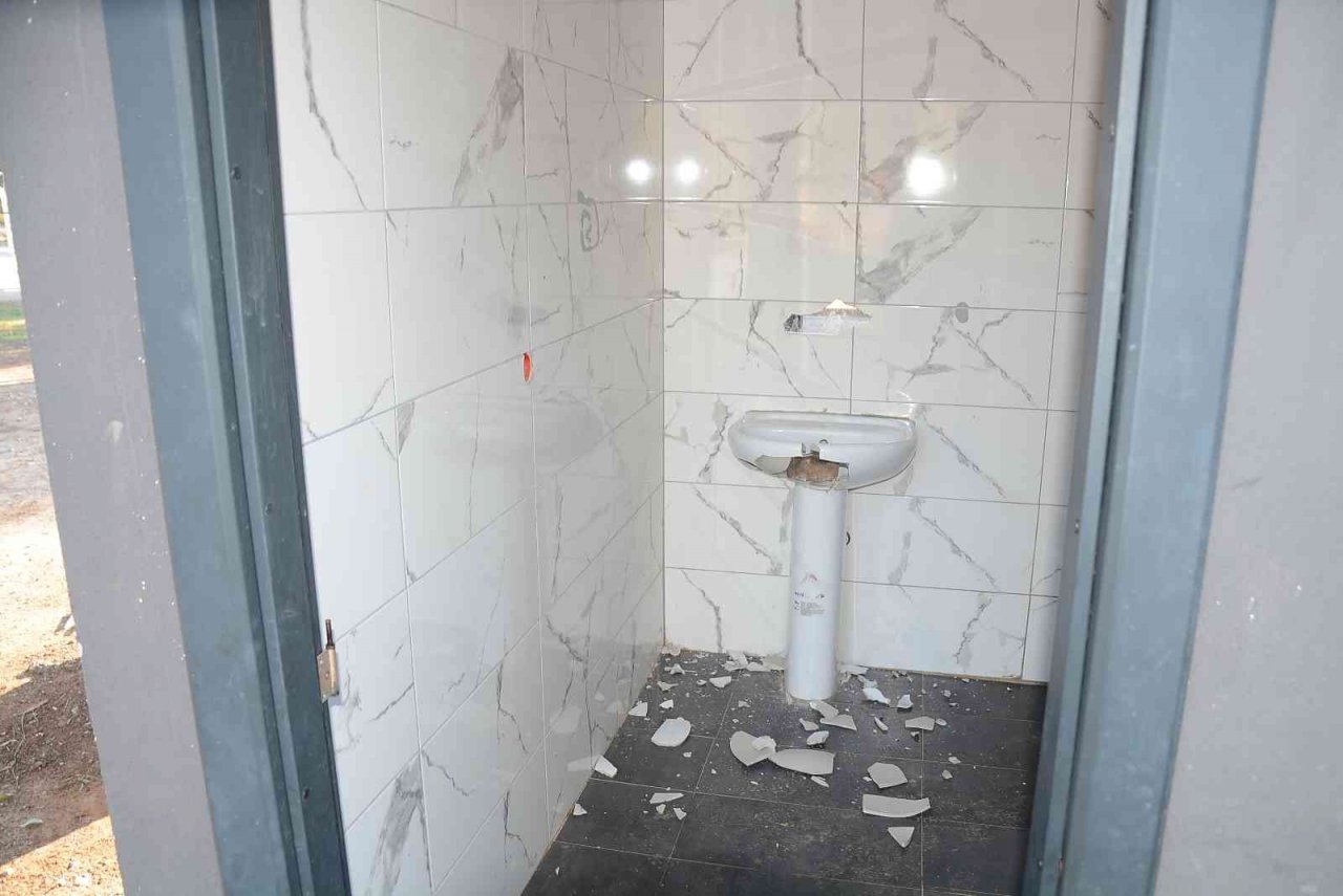 Mersin’de mesire alanındaki tesislere çirkin saldırı