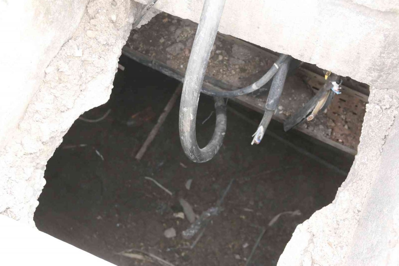 Yer altından kilometrelerce yürüyerek elektrik kablolarını çalan hırsızlar hal esnafını canından bezdirdi