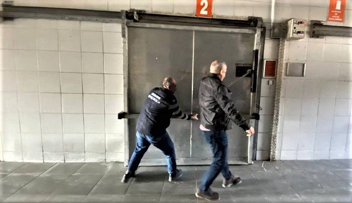 Yer altından kilometrelerce yürüyerek elektrik kablolarını çalan hırsızlar hal esnafını canından bezdirdi