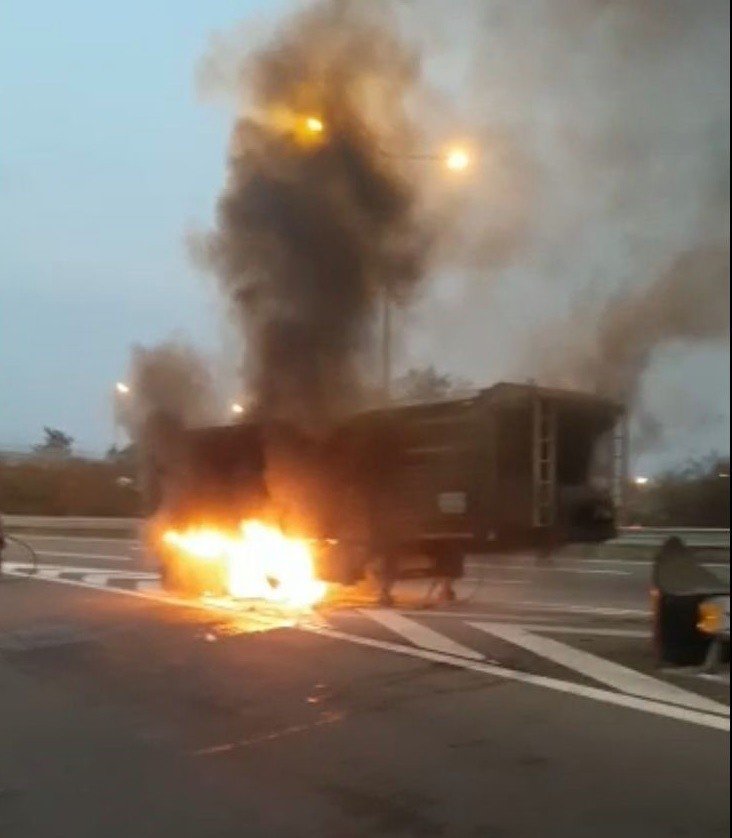 Tuz yüklü tırın dorsesi alev aldı