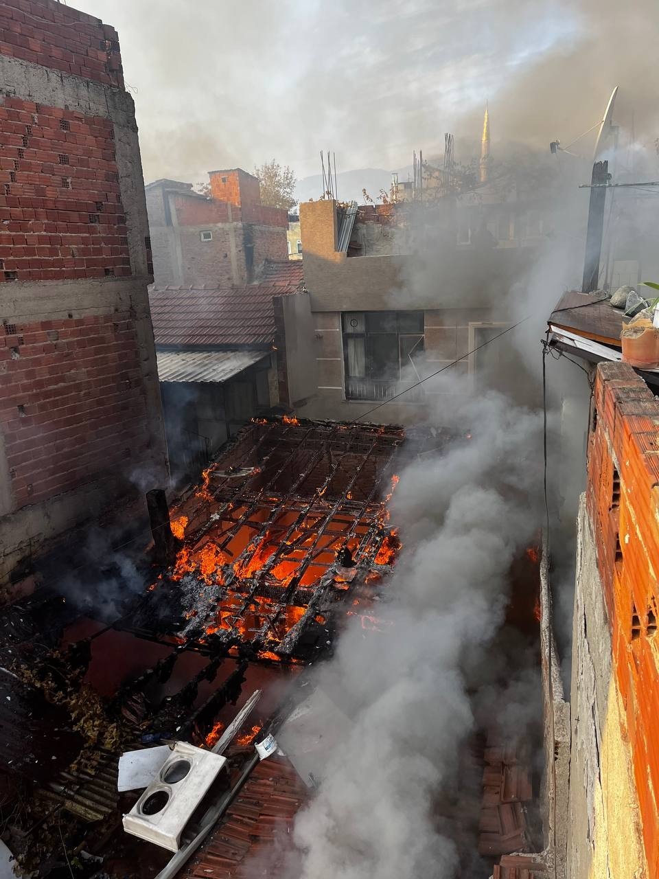 Madde bağımlıları hurda deposunu yaktı