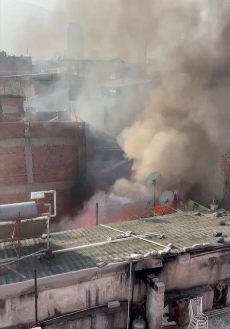 Madde bağımlıları hurda deposunu yaktı