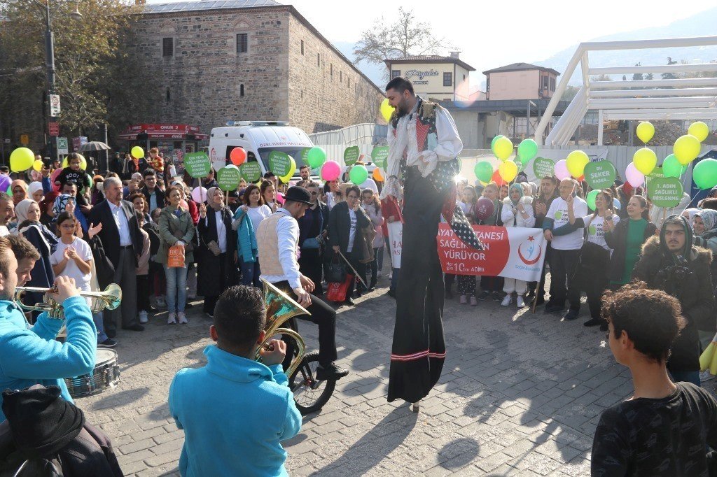 Sağlık çalışanları farkındalık için yürüdü