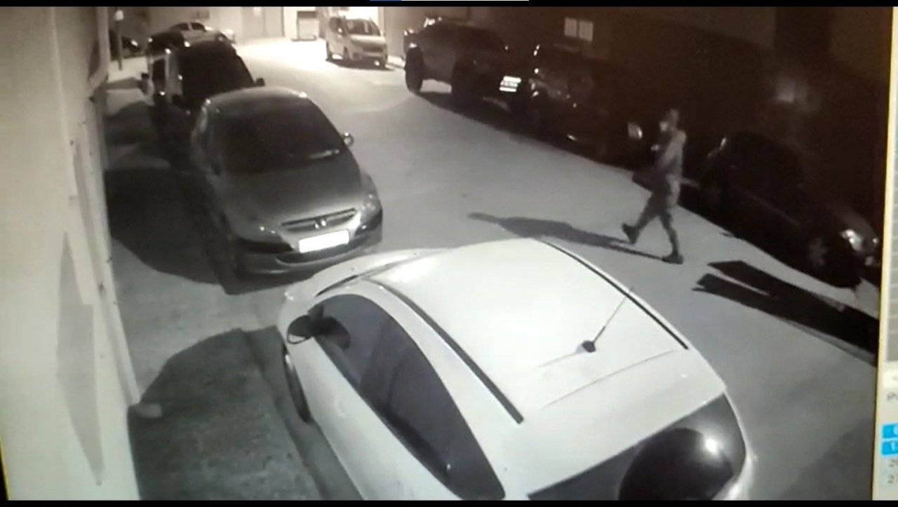 Araçların kapıları açmayınca kendini kaydeden güvenlik kamerasını çaldı