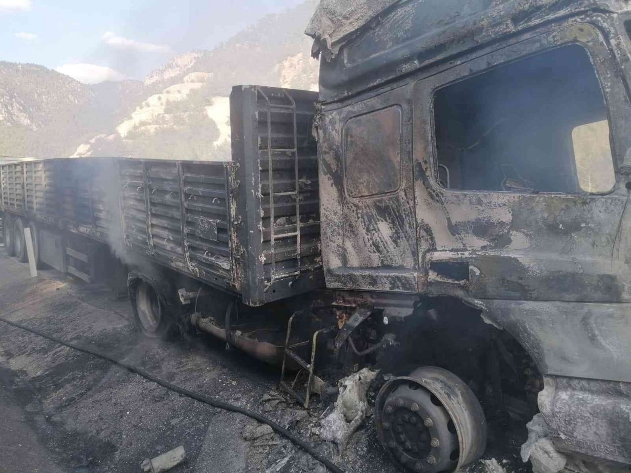 Tarsus’ta yanan tır kullanılmaz hale geldi