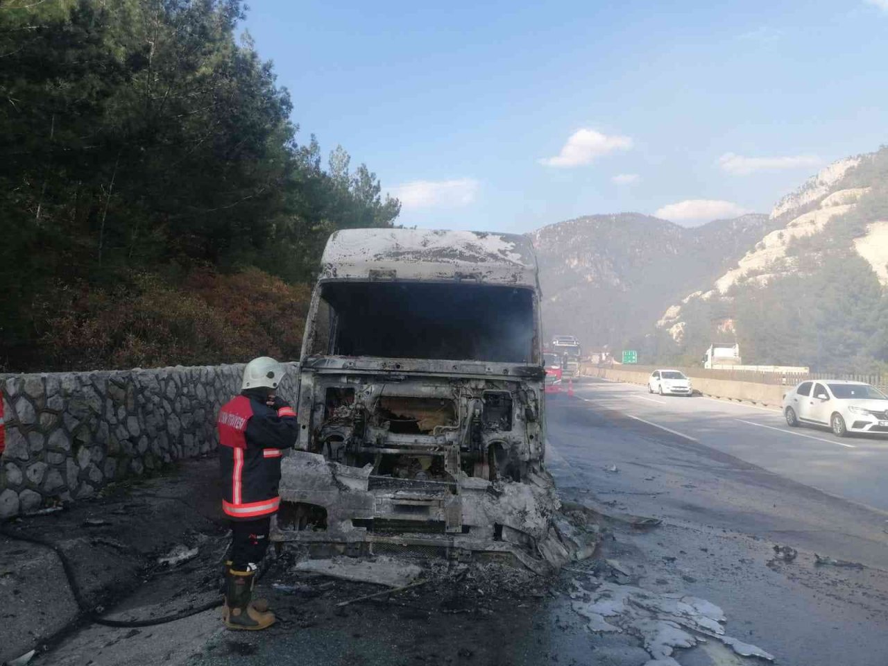 Tarsus’ta yanan tır kullanılmaz hale geldi