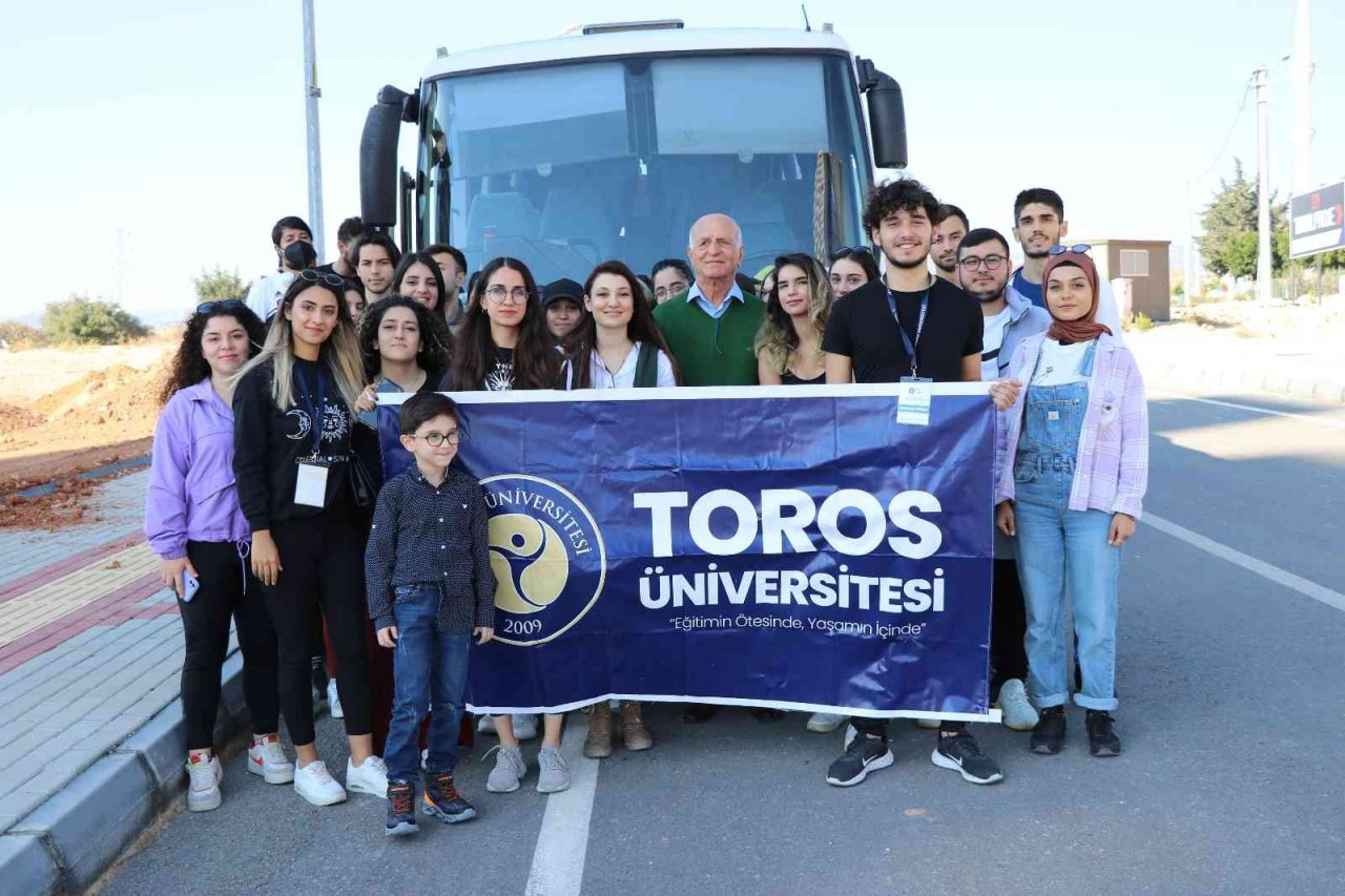 Toros Üniversitesi öğrencileri fidanları toprakla buluşturdu