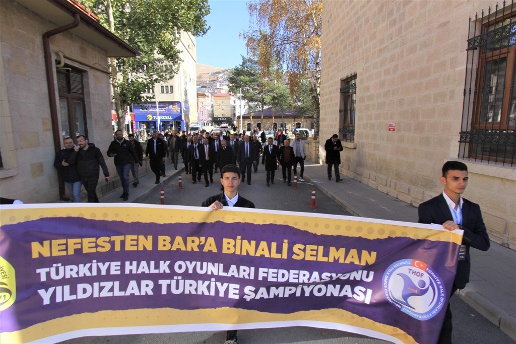 Bayburt’ta, Yıldızlar Türkiye Şampiyonası öncesi kortej yürüyüşü yapıldı